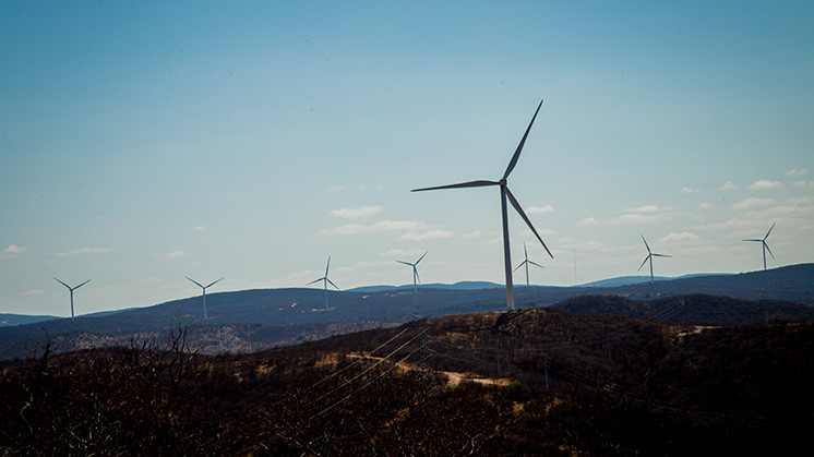 Molino de viento energía renovable eólica on shore – Canal del