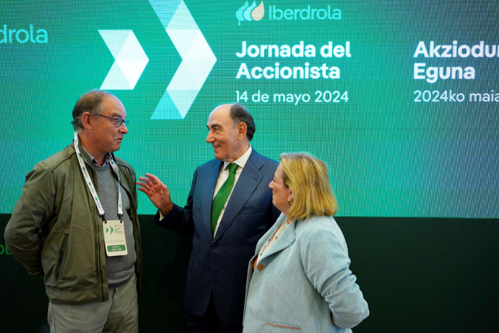 Ignacio Galán junto a accionistas de Iberdrola en Bilbao