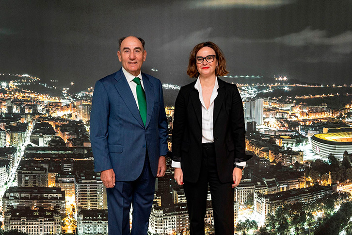 Ignacio Galán junto a la diputada general de Bizkaia, Elixabete Etxanobe.