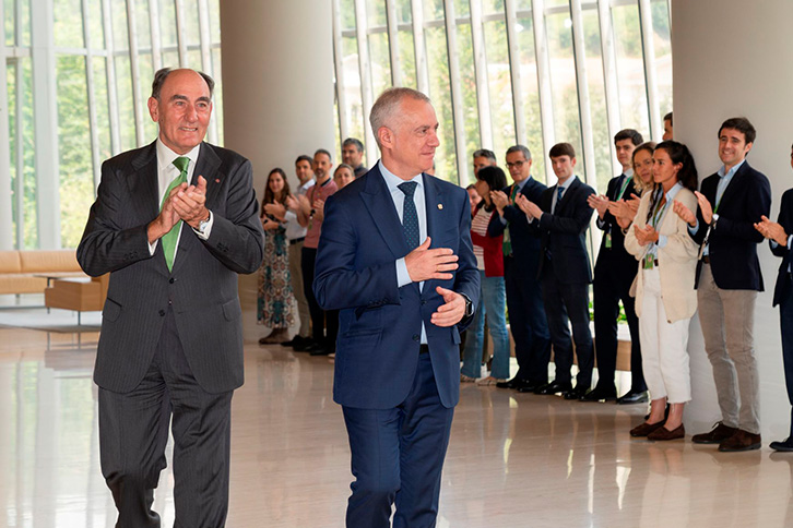 Os funcionários da Torre Iberdrola que se encontraram com o Lehendakari o homenagearam com uma ovação.