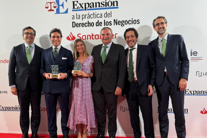 De izquierda a derecha: Antonio Muñoz-Murillo (Servicios Jurídicos); David Mesonero (Desarrollo Corporativo); Rosario Baquero (Servicios Jurídicos); Justo Garzón (Servicios Jurídicos); Antonio Morales (Baker McKenzie) y Gonzalo Cerón (Servicios Jurídicos).