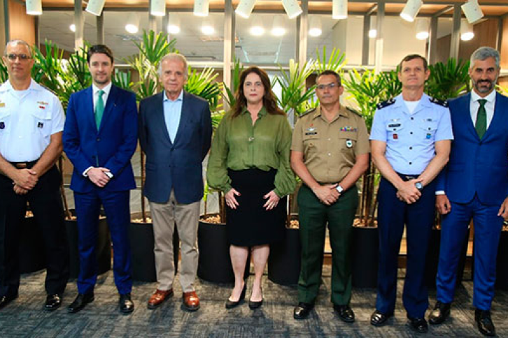 De izquierda a derecha, el contralmirante Souza Júnior, junto al CEO de Neoenergia, Eduardo Capelastegui; el ministro de Defensa, José Mucio Monteiro; la vicepresidenta de Neoenergia, Solange Ribeiro; el general de Ejército Oliveira, y el brigadier del Aire Hoffmann.