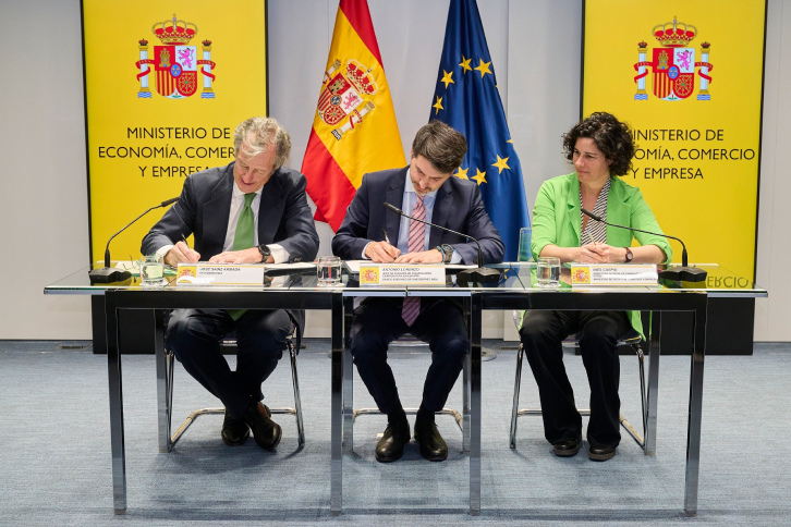 José Saiz Armada, director de Finanzas, Control y Desarrollo Corporativo (CFO) de Iberdrola; Antonio Lorenzo, jefe de la división de Financiación Corporativa en España del BEI; e Inés Carpio San Román, directora general de Financiación Internacional del Tesoro.