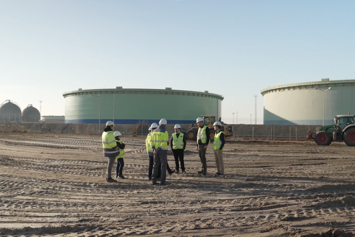 La primera fase consiste en el movimiento de tierras y acondicionamiento de una parcela de aproximadamente 20.000 m2 situada junto a la refinería de bp en Castellón.