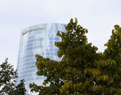 Torre iberdrola con arbol