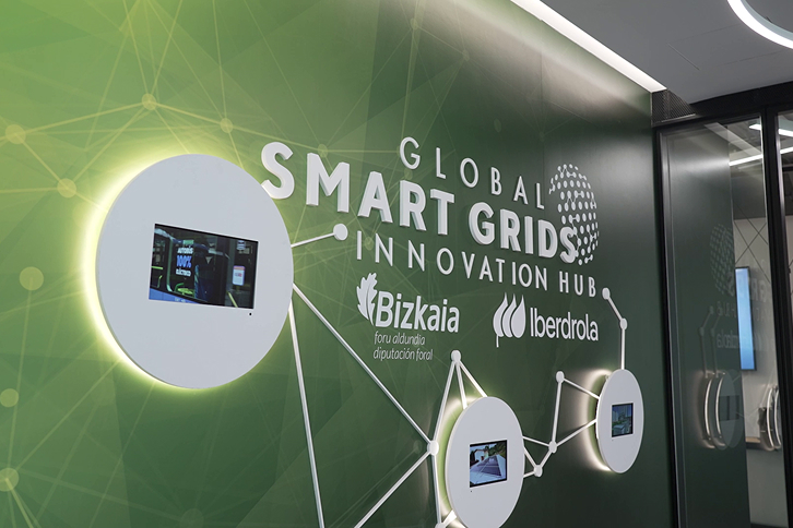 The centre has laboratories, a project development room and a creative development room, individual workstations and a coworking area, as well as an amphitheatre for presentations and training.