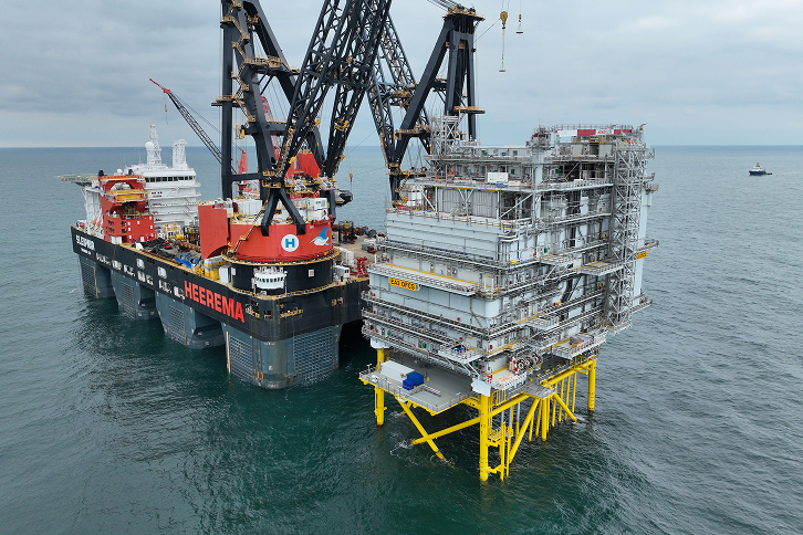 Iberdrola instala la estación convertidora de su parque eólico marino East Anglia THREE