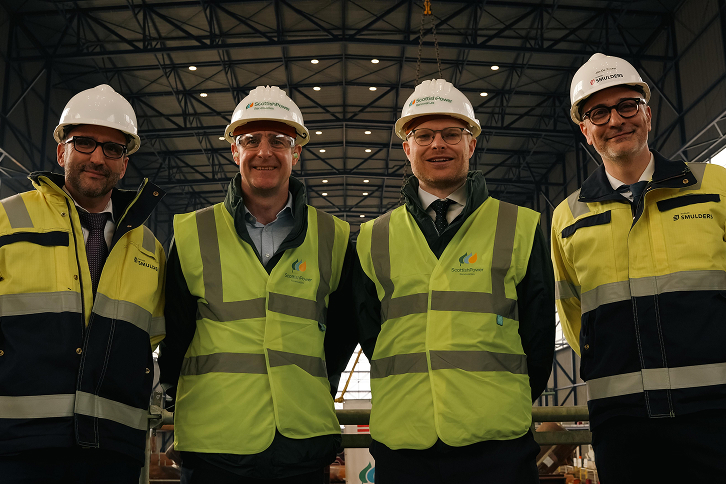 De izquierda a derecha: David Muylaert, CEO de Smulders; Charlie Jordan, CEO de ScottishPower Renewables; Michael Shanks, ministro de Energía del Reino Unido; y Jan De Rycker, director de Proyectos en Bélgica y el Reino Unido de Smulders