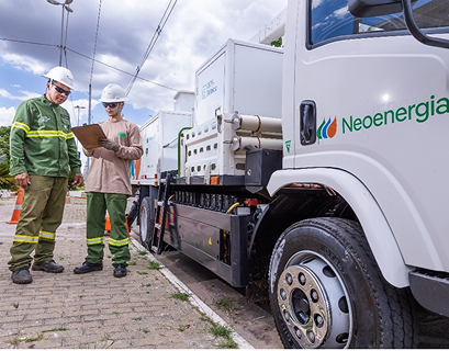 Trabajadores en las redes de Neoenergía