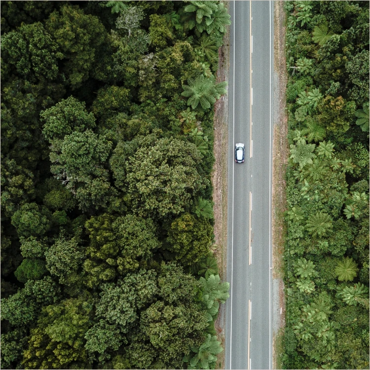 Fotografia de uma estrada à beira-mar