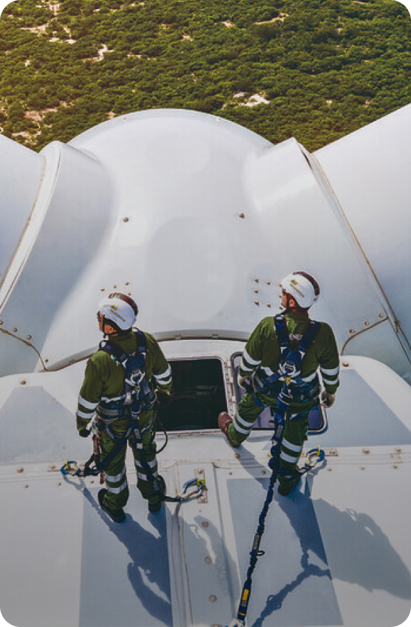 Trabajadores sobre un molino de viento